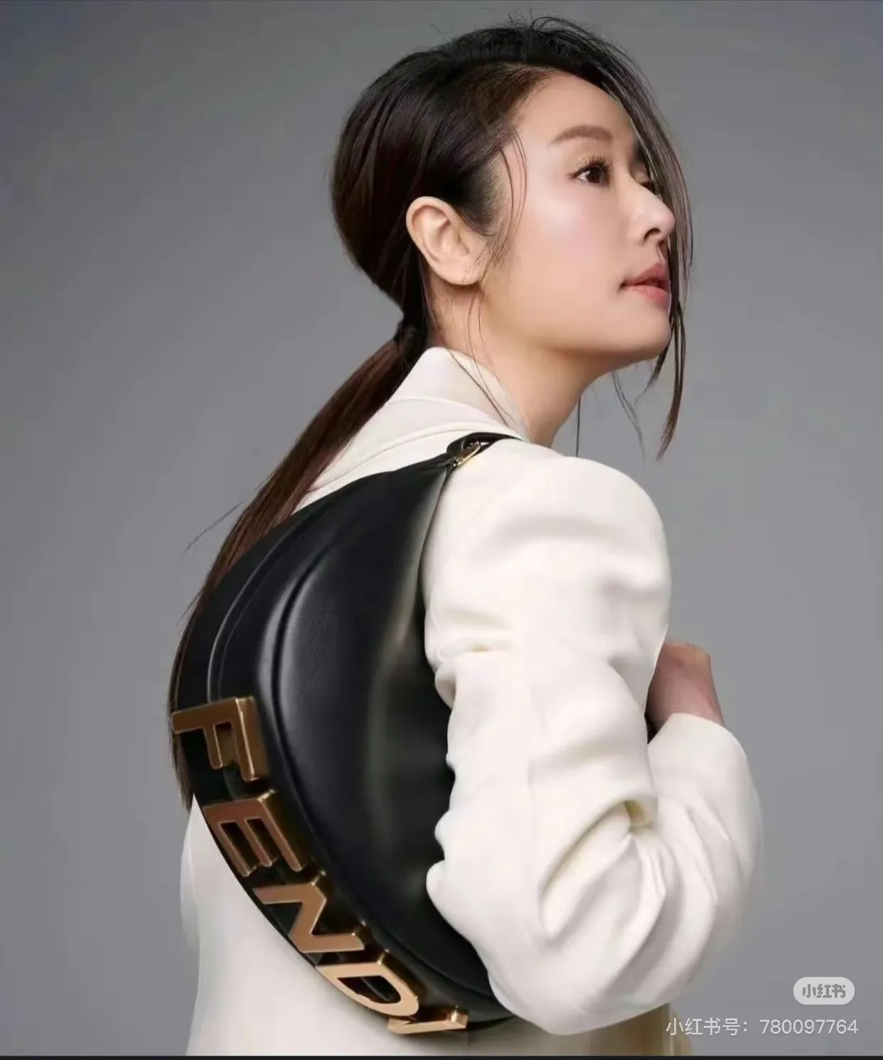 &yen;180折叠盒 芬迪FENDI Graphy月牙包 经典对未来的展望 时尚百搭 上身又A又飒 尺寸28 15