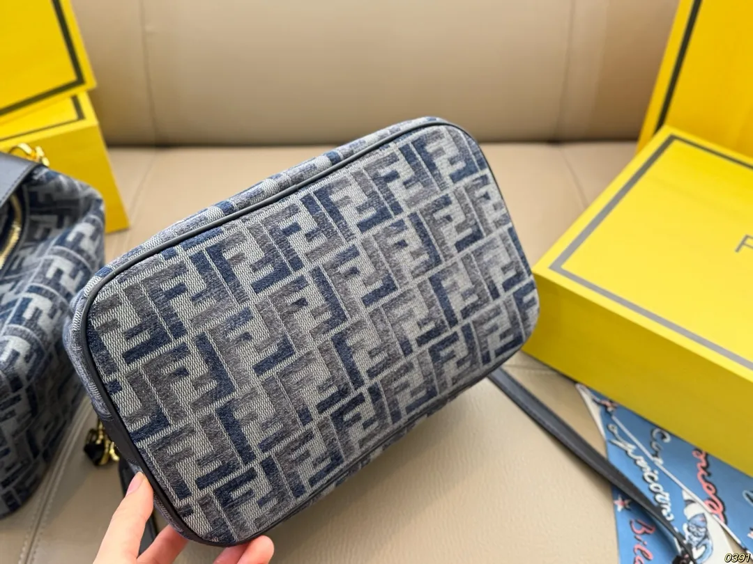 ¥155/¥145/¥140折叠盒 芬迪fendi 便当包软盒子包 妥妥的宝藏系列 一眼心动 超级时髦 尺寸26 17/20 14/15 10