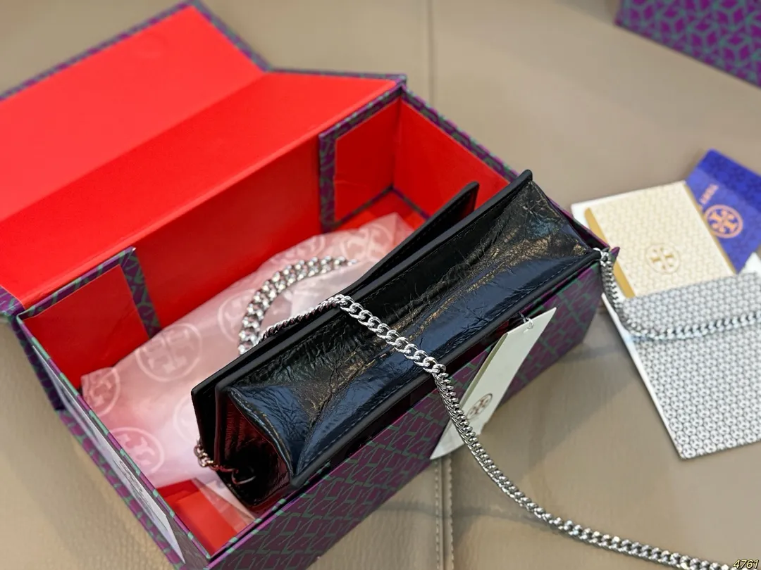 &yen;170折叠盒 Tory Burch tb托里伯奇新款迷你手提包 外形小巧，可爱中带着点精致！ 多种用法，🉑️休闲可正式 可盐可甜，演绎迷人现代感❗️ 尺寸17 11