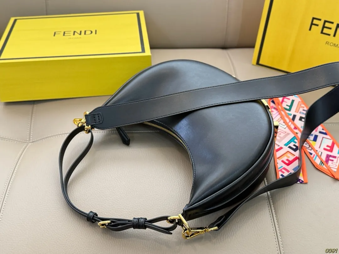 ¥180折叠盒 芬迪FENDI Graphy月牙包 经典对未来的展望 时尚百搭 上身又A又飒 尺寸28 15