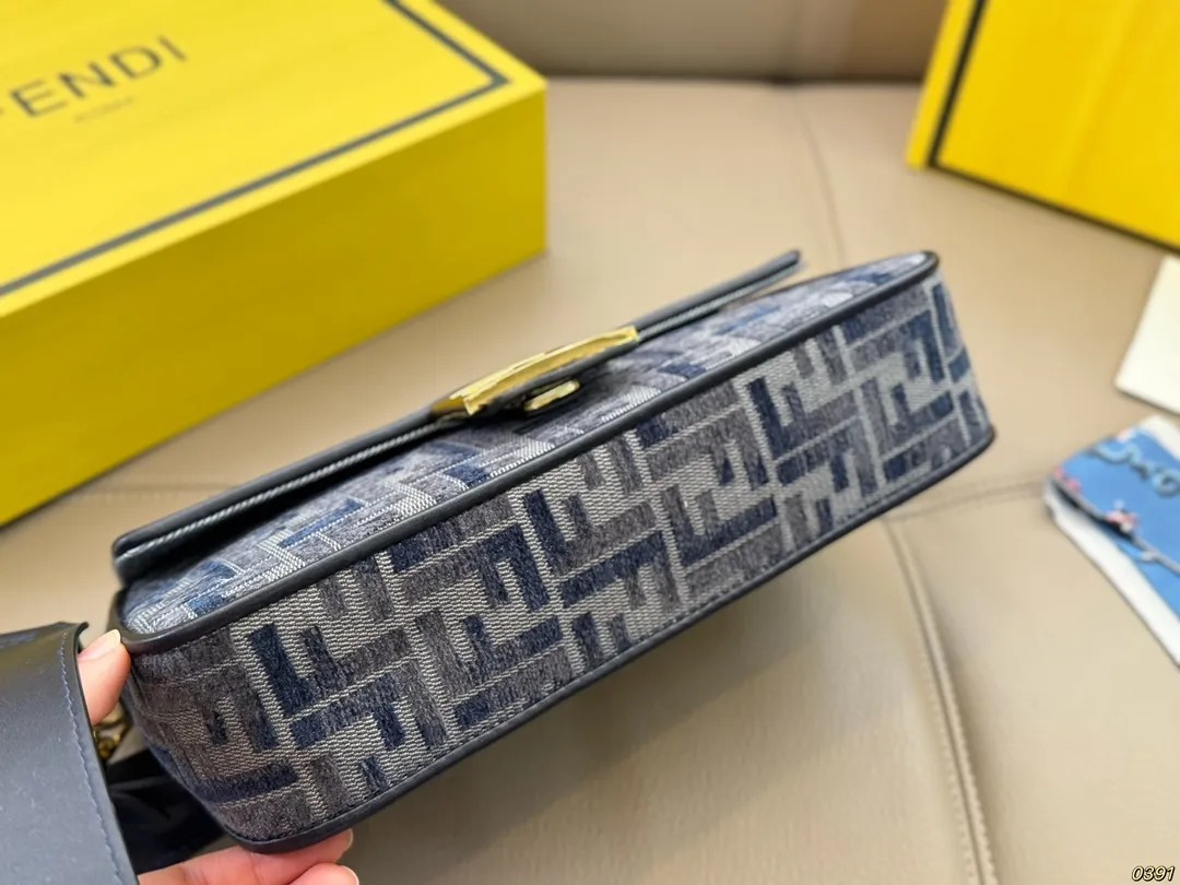 ¥170/¥160折叠盒 芬迪FENDI 法棍包 拿到手里才能感觉到它的魅力 经典百搭优雅大气 这份质感 小仙女们值得拥有 尺寸26 15/20 11