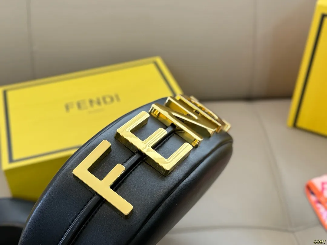 ¥180折叠盒 芬迪FENDI Graphy月牙包 经典对未来的展望 时尚百搭 上身又A又飒 尺寸28 15