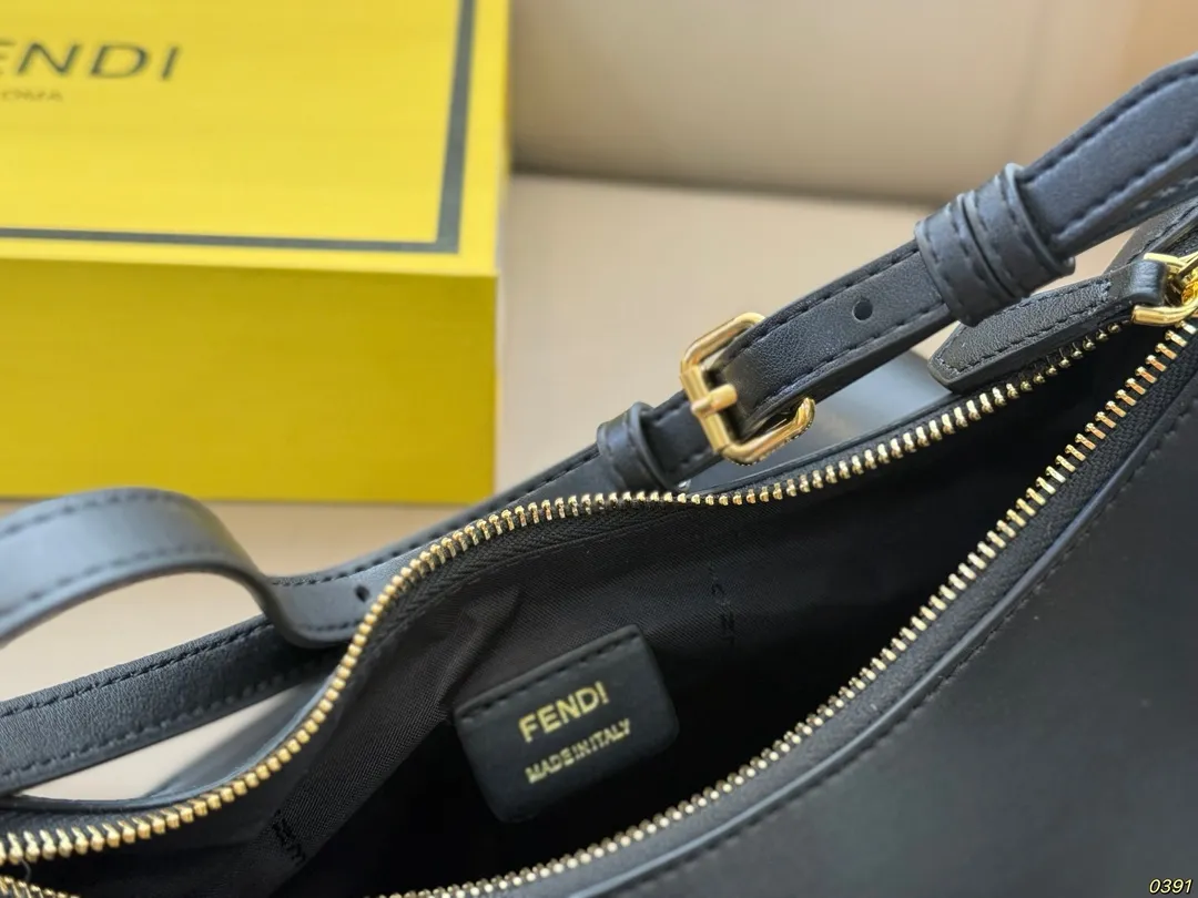 ¥180折叠盒 芬迪FENDI Graphy月牙包 经典对未来的展望 时尚百搭 上身又A又飒 尺寸28 15