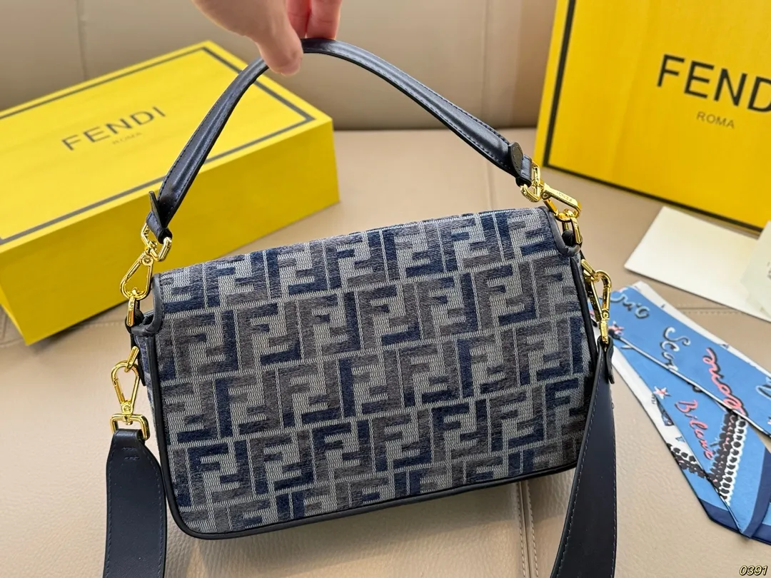 ¥170/¥160折叠盒 芬迪FENDI 法棍包 拿到手里才能感觉到它的魅力 经典百搭优雅大气 这份质感 小仙女们值得拥有 尺寸26 15/20 11
