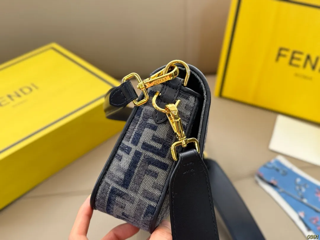 &yen;170/&yen;160折叠盒 芬迪FENDI 法棍包 拿到手里才能感觉到它的魅力 经典百搭优雅大气 这份质感 小仙女们值得拥有 尺寸26 15/20 11