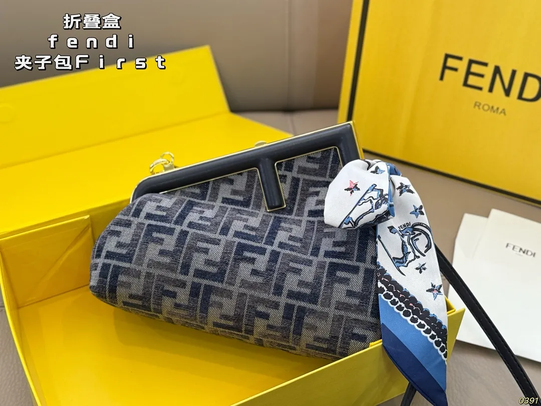 &yen;175折叠盒 fendi芬迪夹子包First 永远的百搭单品 上身绝美 这份质感 小仙女们值得拥有 尺寸23 17