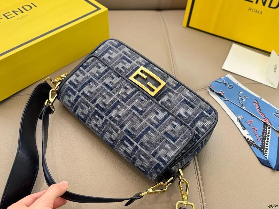 ¥170/¥160折叠盒 芬迪FENDI 法棍包 拿到手里才能感觉到它的魅力 经典百搭优雅大气 这份质感 小仙女们值得拥有 尺寸26 15/20 11