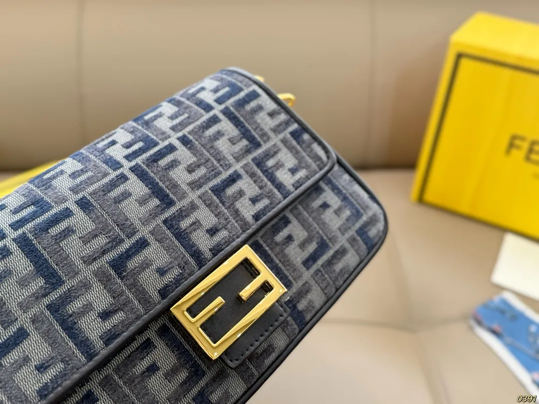 ¥170/¥160折叠盒 芬迪FENDI 法棍包 拿到手里才能感觉到它的魅力 经典百搭优雅大气 这份质感 小仙女们值得拥有 尺寸26 15/20 11