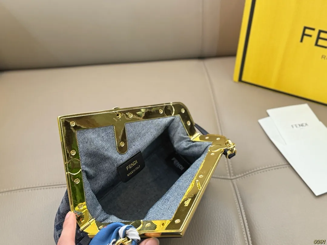 &yen;175折叠盒 fendi芬迪夹子包First 永远的百搭单品 上身绝美 这份质感 小仙女们值得拥有 尺寸23 17