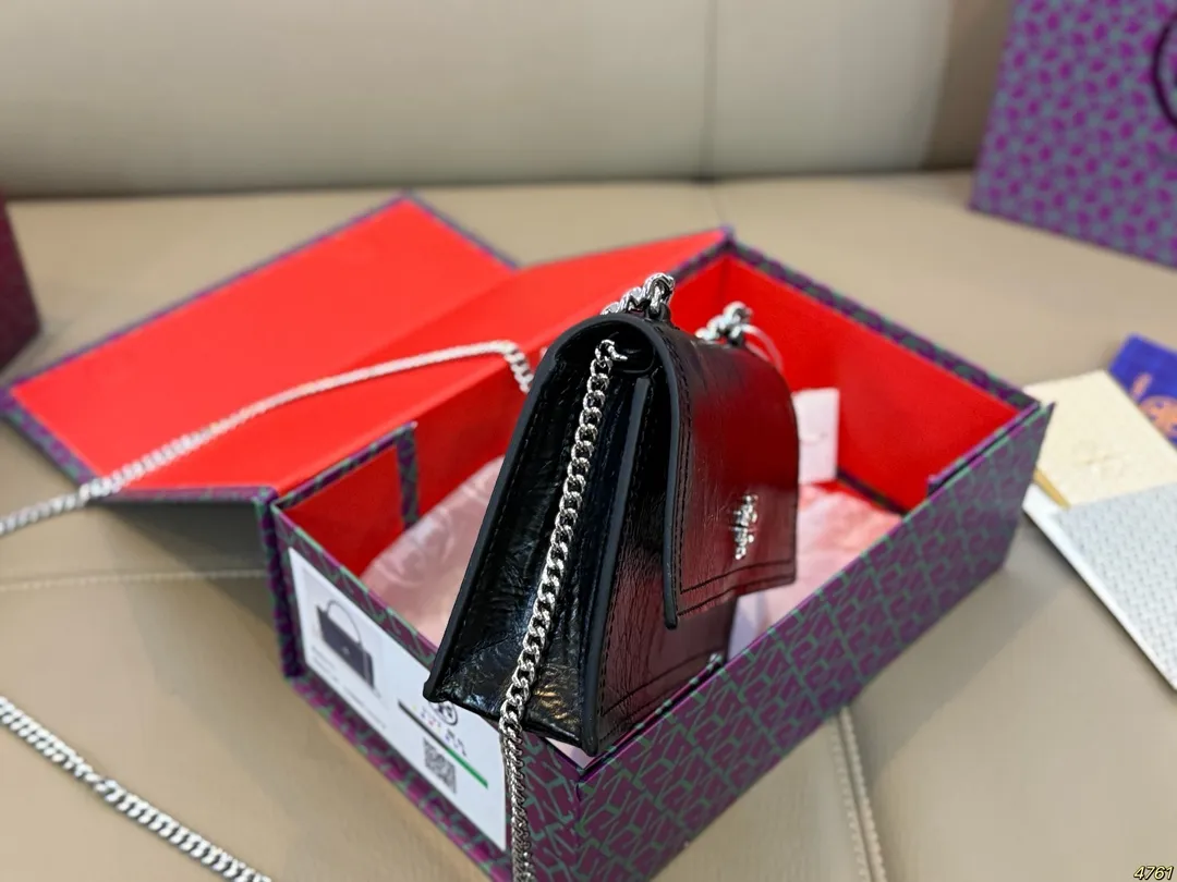 ¥170折叠盒 Tory Burch tb托里伯奇新款迷你手提包 外形小巧,可爱中带着点精致! 多种用法,🉑️休闲可正式 可盐可甜,演绎迷人现代感❗️ 尺寸17 11