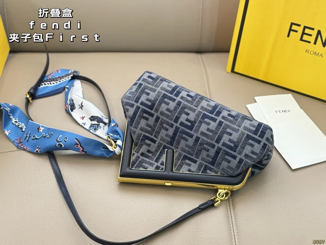 ¥175折叠盒 fendi芬迪夹子包First 永远的百搭单品 上身绝美 这份质感 小仙女们值得拥有 尺寸23 17