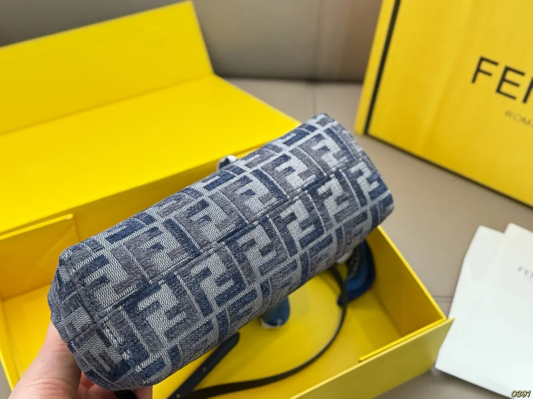 &yen;175折叠盒 fendi芬迪夹子包First 永远的百搭单品 上身绝美 这份质感 小仙女们值得拥有 尺寸23 17