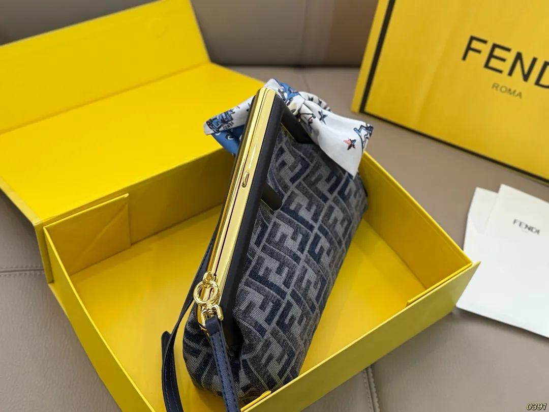 ¥175折叠盒 fendi芬迪夹子包First 永远的百搭单品 上身绝美 这份质感 小仙女们值得拥有 尺寸23 17