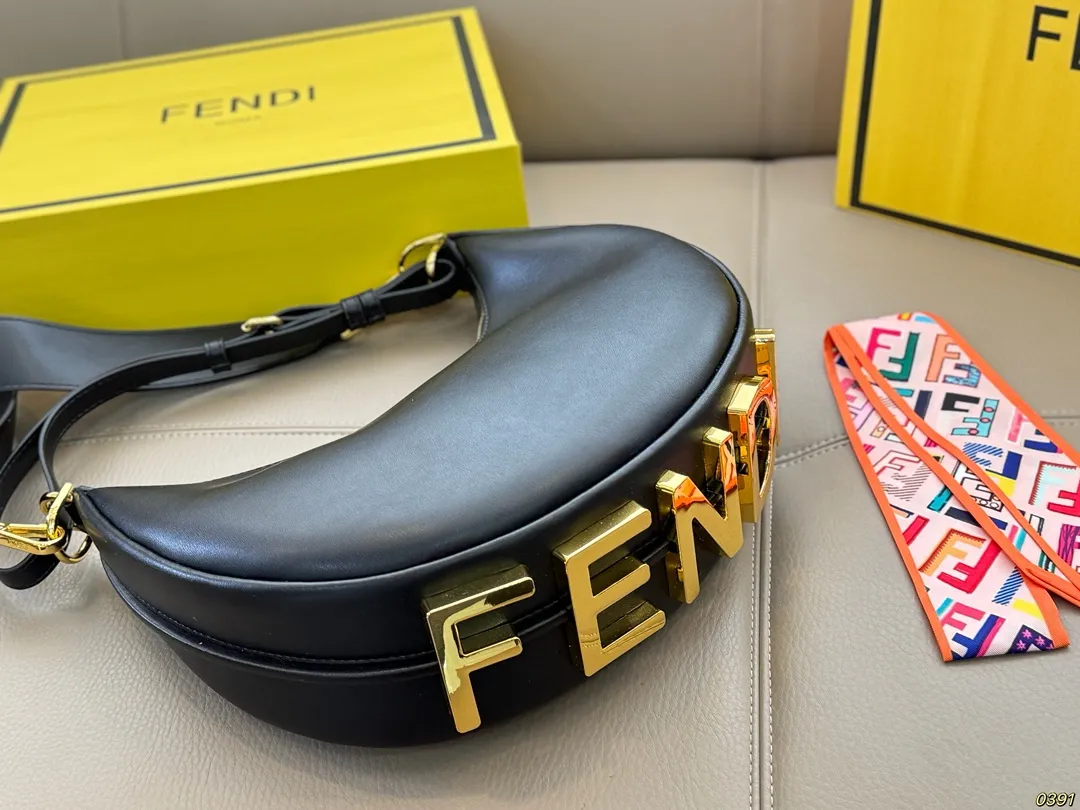 ¥180折叠盒 芬迪FENDI Graphy月牙包 经典对未来的展望 时尚百搭 上身又A又飒 尺寸28 15