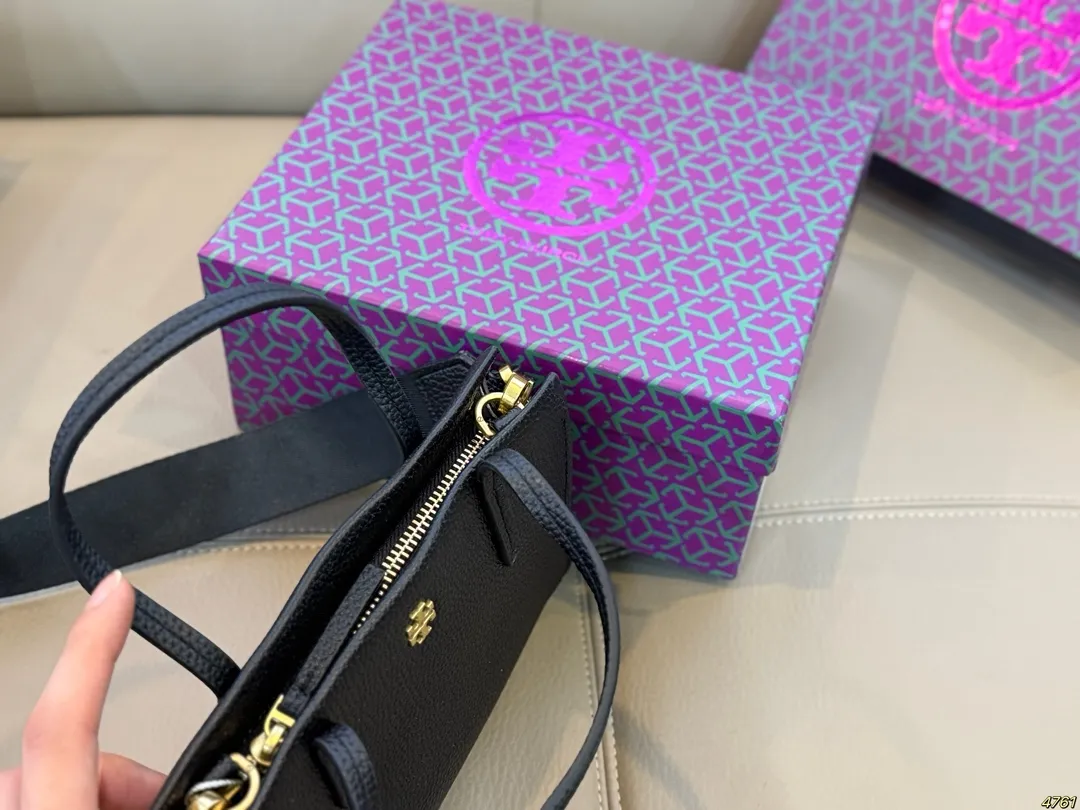 &yen;155配盒 TB 托里伯奇ToryBurch 新款手提包高级又时尚！ 配🈶️长肩带很适合职场小姐姐 正式又不失贵气、飒气❗️ 尺寸19 13