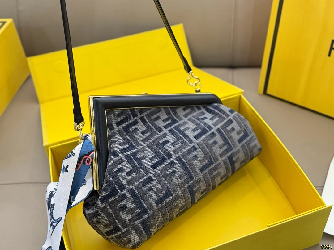 &yen;175折叠盒 fendi芬迪夹子包First 永远的百搭单品 上身绝美 这份质感 小仙女们值得拥有 尺寸23 17