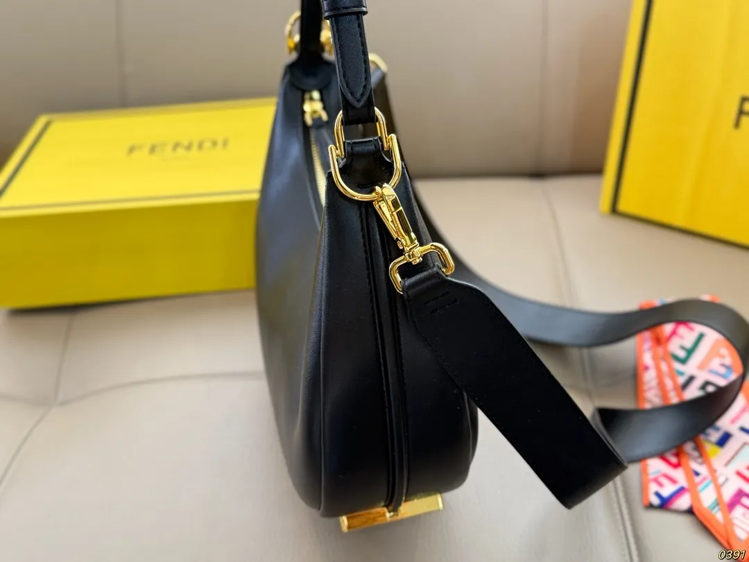 ¥180折叠盒 芬迪FENDI Graphy月牙包 经典对未来的展望 时尚百搭 上身又A又飒 尺寸28 15