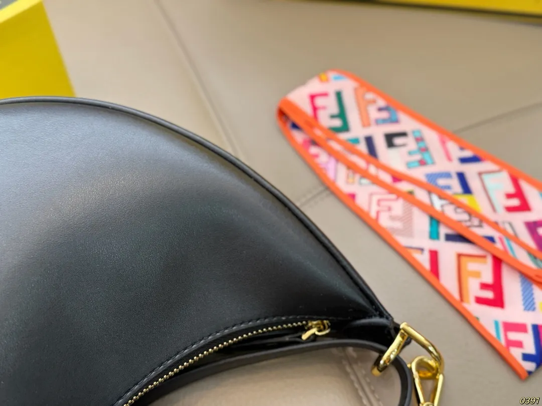 ¥180折叠盒 芬迪FENDI Graphy月牙包 经典对未来的展望 时尚百搭 上身又A又飒 尺寸28 15