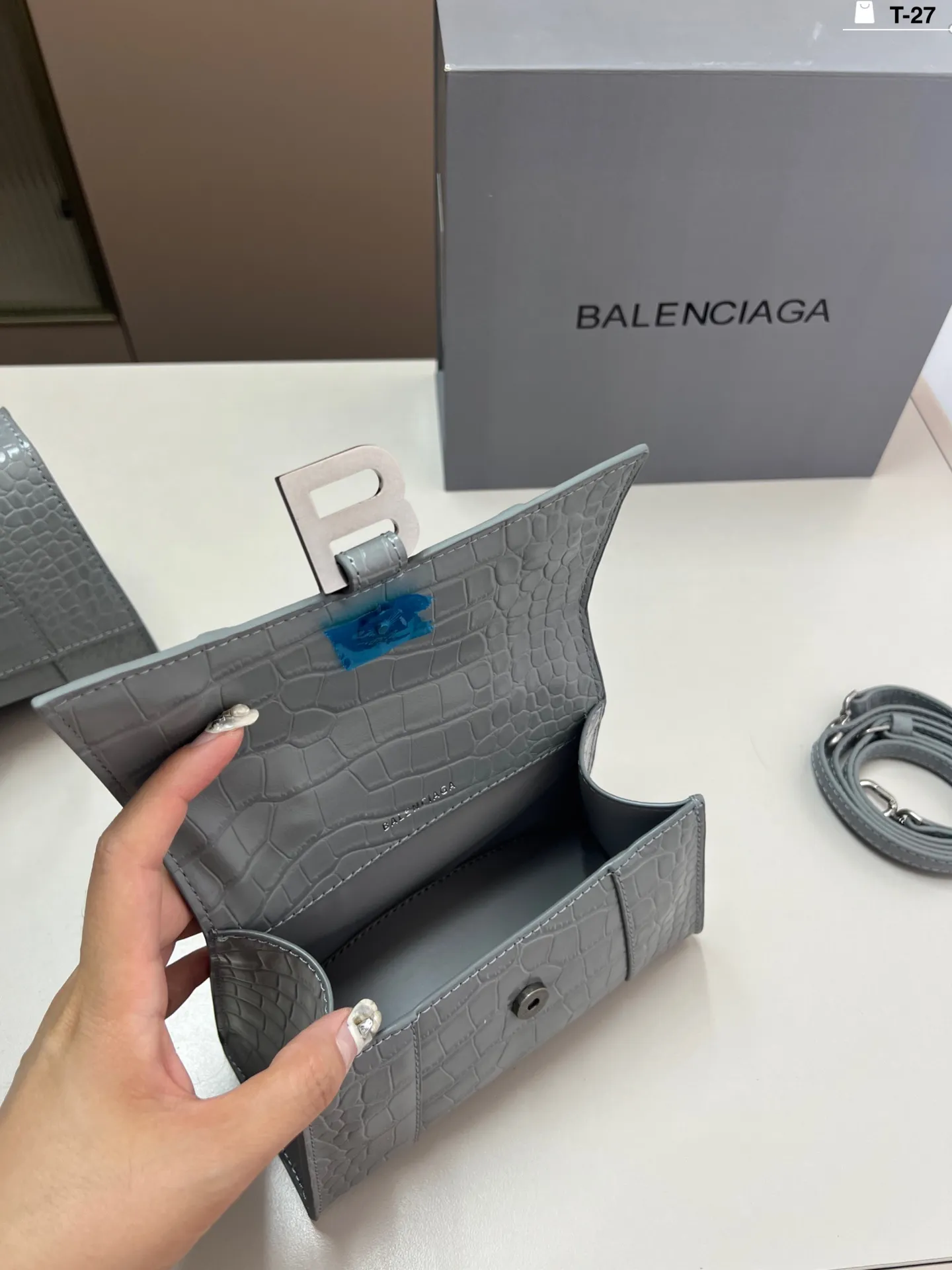 小💰p135 巴黎世家沙漏包（鳄鱼纹） 优雅 时尚 简单又大方 还带给你带来复古潮流的感觉 T-27尺寸19&times;9/22&times;10折叠盒