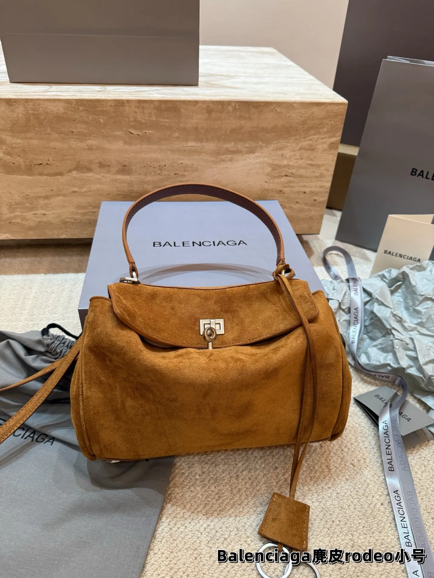 顶级原单 P245 P235 P230 巴黎世家 麂皮RODEO 托特包(银扣) 矮个子也能驾驭的一款包包! 虽说是有两个扣子 建议老婆们扣在里面 前面可以拉拢下来更有设计感 更独特 和秋冬季的衣服超好搭!超米超喜欢💕 尺寸中号35.23 小号28.20 迷你22.17