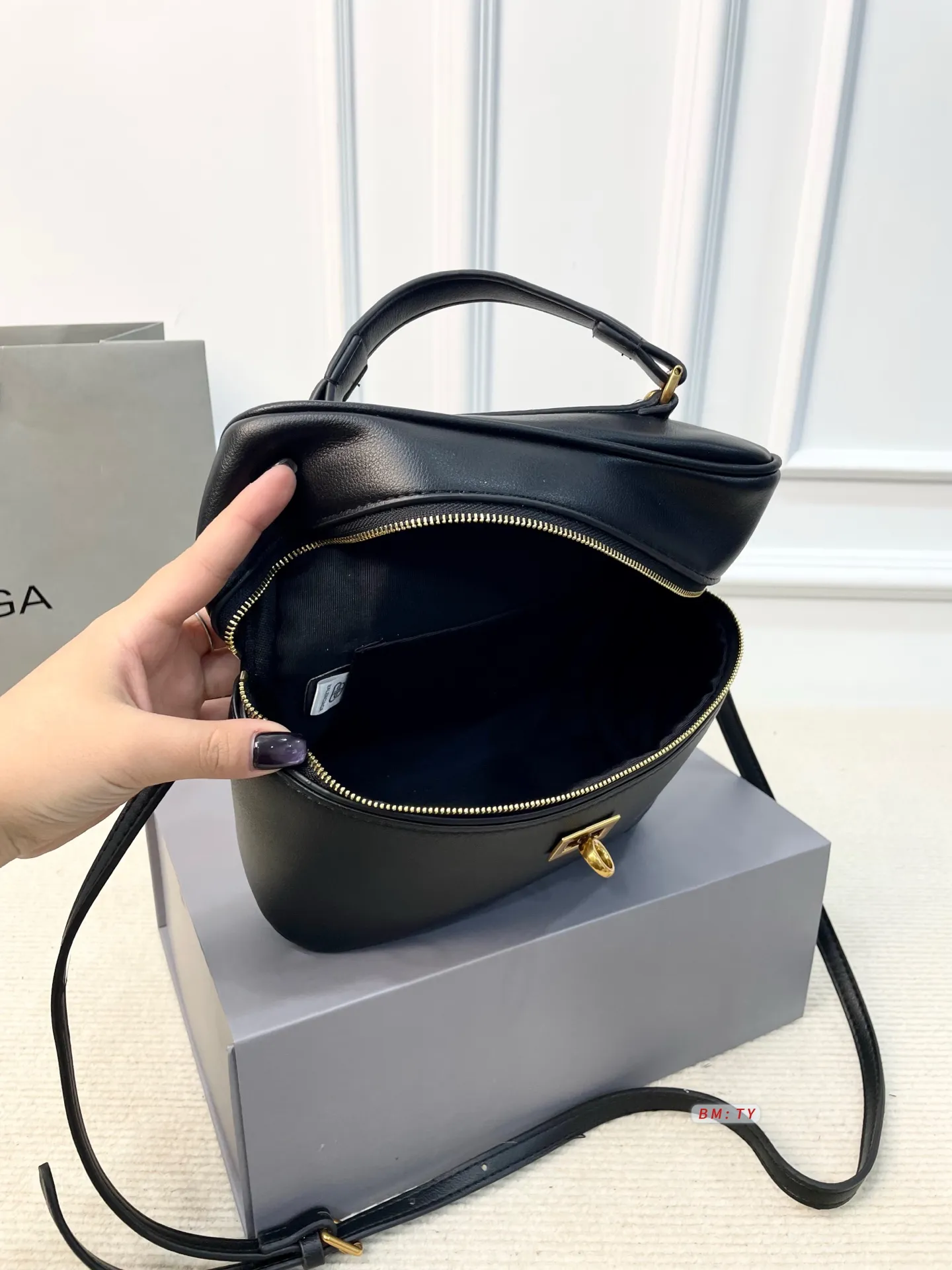 💰150 配折叠礼盒 巴黎世家2025秋冬Rodeo Vanity饭盒包,选用光滑皮革+金属Logo,低调又高级。包身线条简洁,顶部提手+可拆卸肩带,手提、斜挎、肩背都OK,背法超灵活!容量手机、钱包、口红轻松收纳,日常通勤休闲都能搭配。 尺寸:21*8*18.5