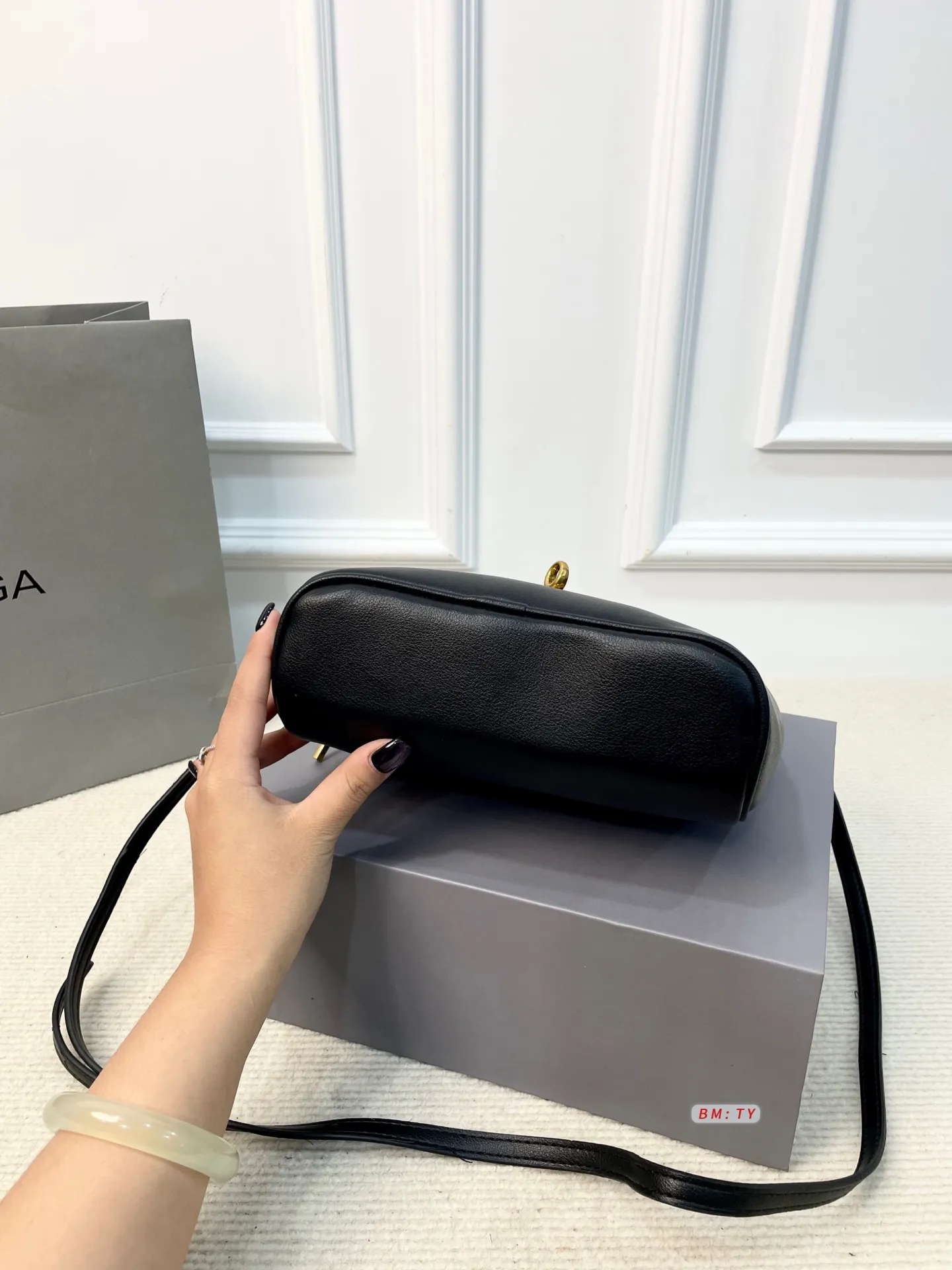 💰150 配折叠礼盒 巴黎世家2025秋冬Rodeo Vanity饭盒包,选用光滑皮革+金属Logo,低调又高级。包身线条简洁,顶部提手+可拆卸肩带,手提、斜挎、肩背都OK,背法超灵活!容量手机、钱包、口红轻松收纳,日常通勤休闲都能搭配。 尺寸:21*8*18.5