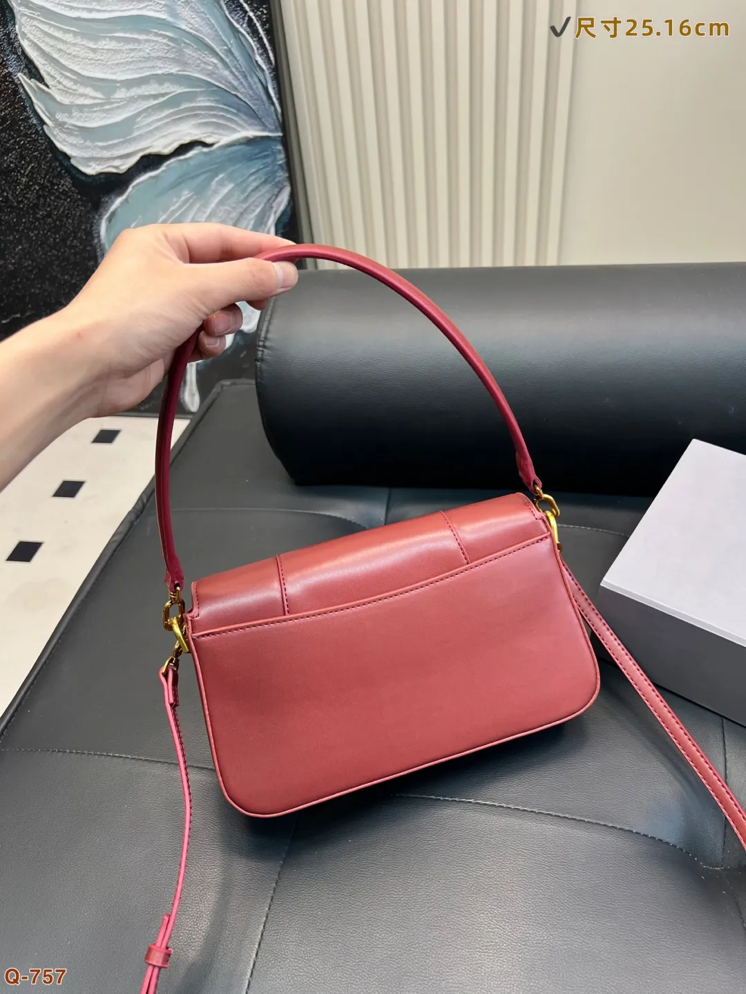 💰160 配折叠盒 巴黎世家CHIPS薯片袋造型颠覆传统牛皮材质打造独特触感,超薄设计却能装下手机、口红,兼具趣味与实用。搭配可拆卸肩带,轻松驾驭街头潮搭与摩登商务。以先锋设计打破平庸,让每一次出场都成为话题焦点! 尺寸25.16cm