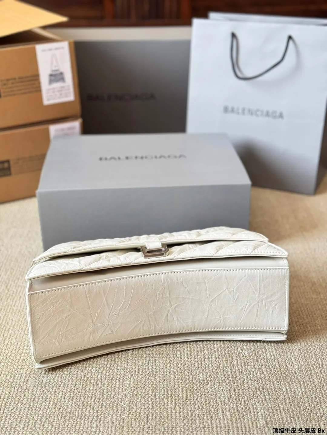 顶级原单 头层皮 p230/p200/p180 有Bella独特的氛围感了,好绝。 有Bella 那味儿了 一独特的氛围感好绝。 来自巴黎世家 Crush气场强大的实用型 大包包强势回归! 巴黎世家 Crush 以 Hourglass 沙漏包廓形为基础,特殊 处理后呈现出皱褶纸质感的纹理,软软的包身 十褶皱 感皮质,满满的前卫感! 整个包真的一眼爱上,经典沙漏轮廓,皮质柔软,手感 像枕头一般超级好!尺寸大号30 20cm 小号25 15cm 迷你20 13cm