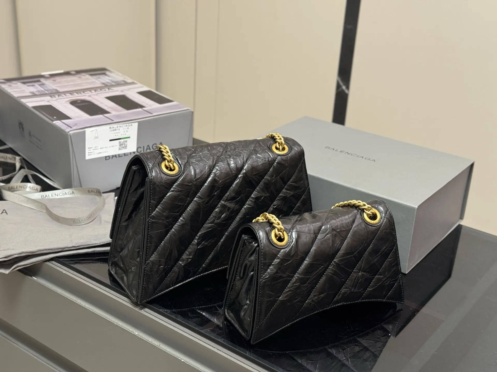 ¥190 ¥240 配盒牛皮 size:25*16cm 31*19cm crush直击我的心 巴黎世家新款包包 crush真的太高级了吧! 材质摸起来超级舒服~ 软fufu的颜值很高!