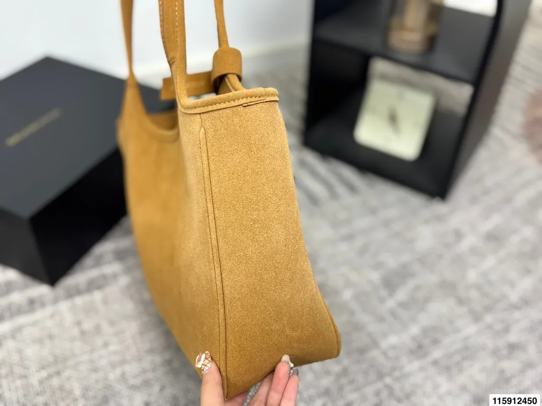 p160 配盒子巴黎世家 Balenciaga 巴黎世家 托特包 这款黑色托特包采用麂皮 表面细腻有质感，设计极简，线条流畅，低调又高级。容量大，通勤或短途出行都很实用，手提肩背都方便。黑色百搭，轻松融入各种穿搭，简约风格爱好者必入！日常通勤、休闲场合都能hold住，实用又提升造型感山 尺寸36 24