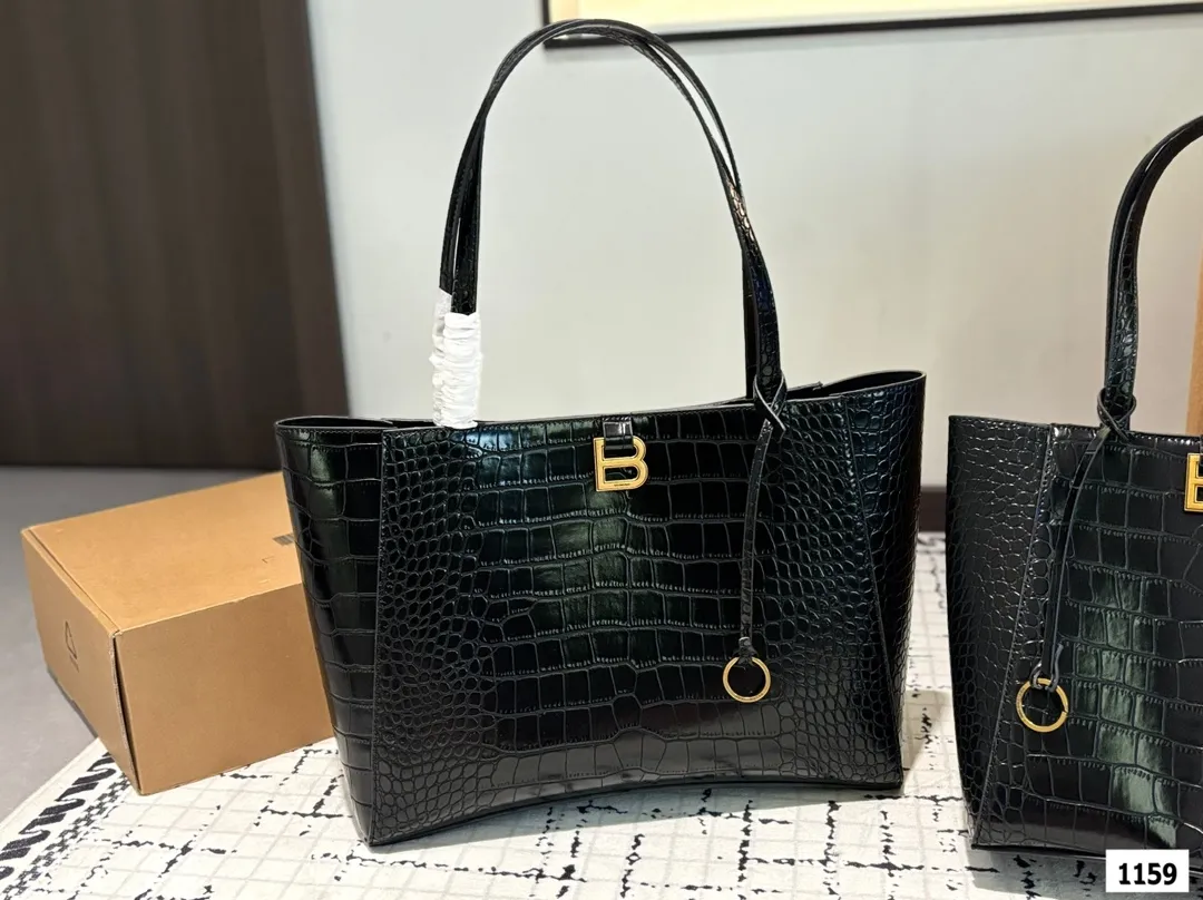 大号P140 小号P135 巴黎世家托特 Balenciaga 2025年新款 Hampton Carry All 手袋 洗练倒梯形结构搭配管状皮革双手柄,简化的包身结构更为轻便 尺寸:大号36 27 小号24 26