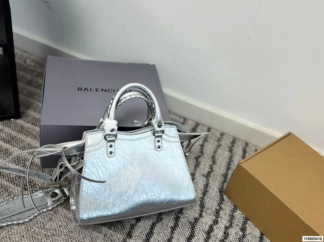 p260 配折叠盒 巴黎世家 Le cagole机车包 配件和爱心镜子很加分有点小亚和朋克的感觉 容量足够肩带可以调节长度当腋下包和斜挎包都很不错上身就是甜酷辣妹即视感 尺寸：26.18