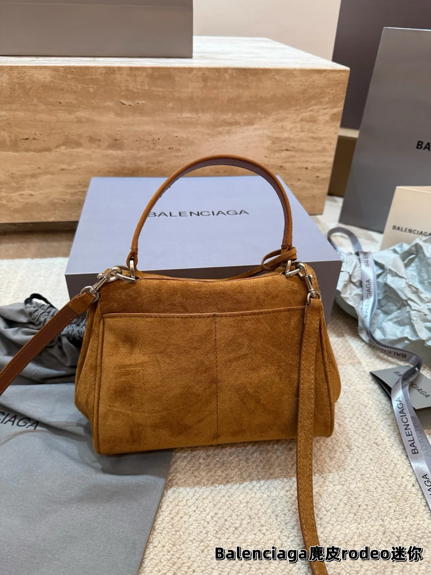 顶级原单 P245 P235 P230 巴黎世家 麂皮RODEO 托特包(银扣) 矮个子也能驾驭的一款包包! 虽说是有两个扣子 建议老婆们扣在里面 前面可以拉拢下来更有设计感 更独特 和秋冬季的衣服超好搭!超米超喜欢💕 尺寸中号35.23 小号28.20 迷你22.17