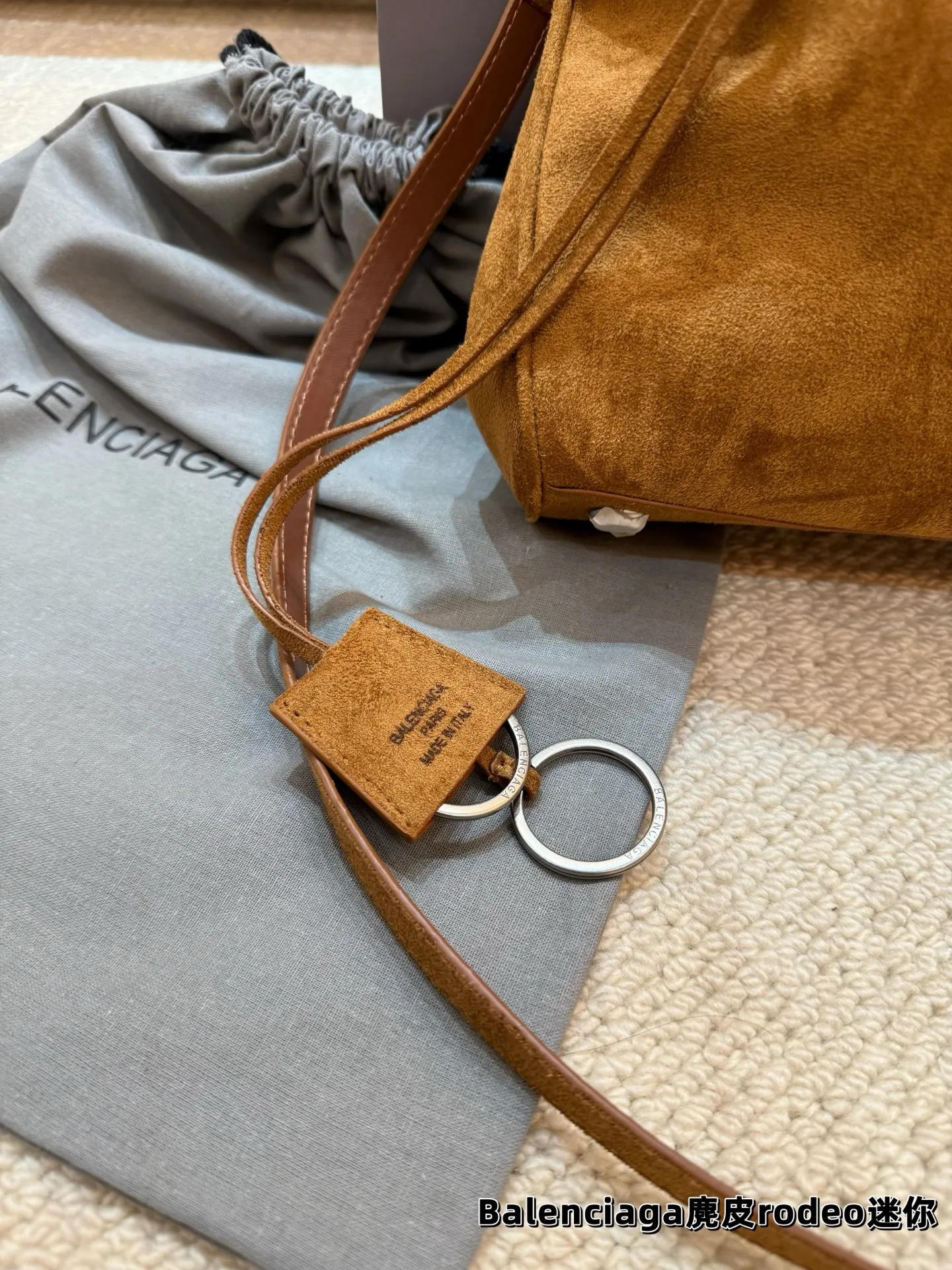 顶级原单 P245 P235 P230 巴黎世家 麂皮RODEO 托特包(银扣) 矮个子也能驾驭的一款包包! 虽说是有两个扣子 建议老婆们扣在里面 前面可以拉拢下来更有设计感 更独特 和秋冬季的衣服超好搭!超米超喜欢💕 尺寸中号35.23 小号28.20 迷你22.17