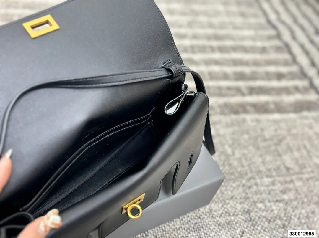 p215 全套包装 size: 28*14cm 巴黎世家 belair这个系列太顶了! 新款手包/斜挎包小小的很精致! 牛皮品质哦! 皮质的韧性与手感都非常柔和哦