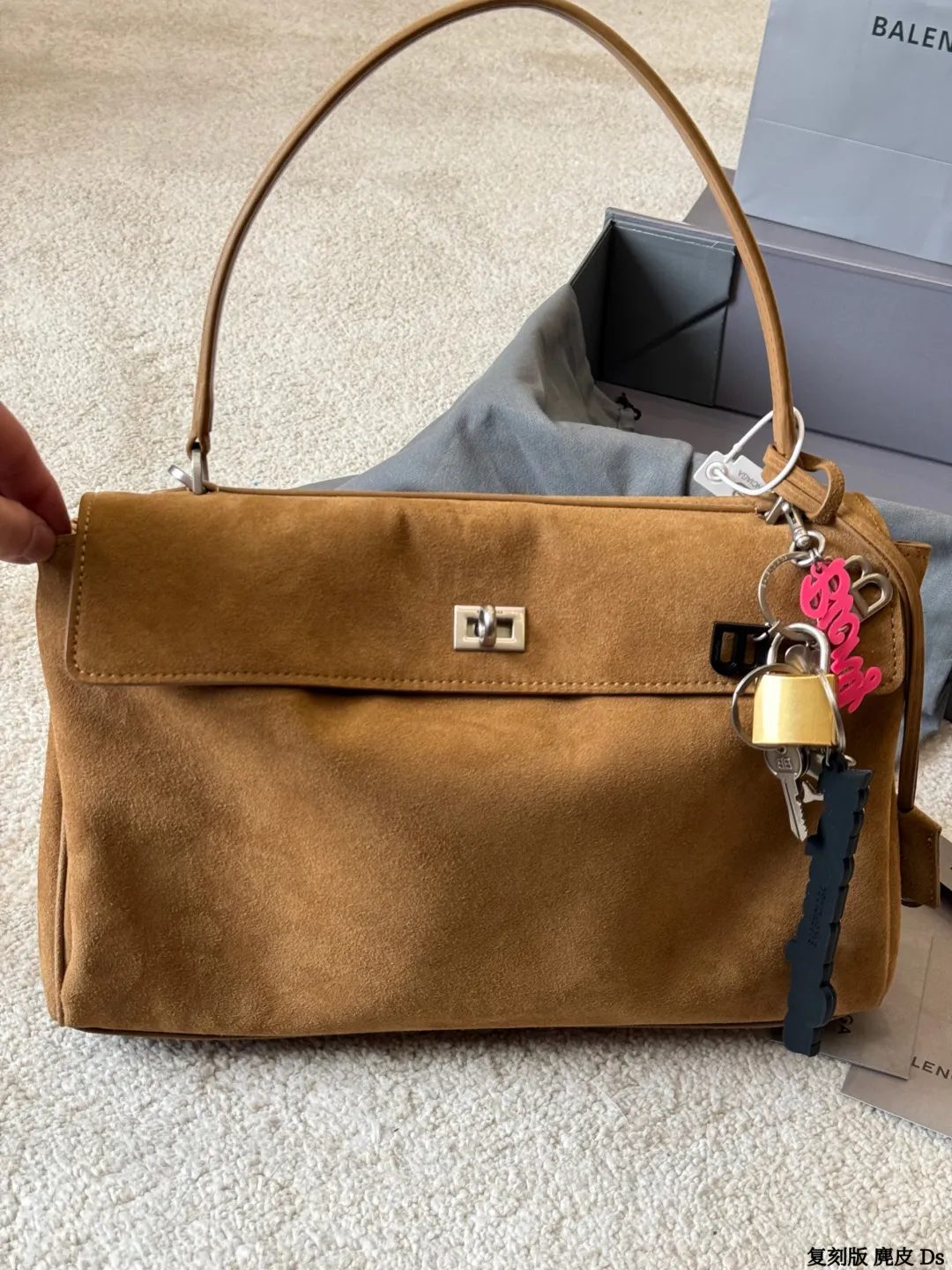 复刻版 麂皮 p295 巴黎世家新款RODEO大廓形包包 柔软的大廓形包包 上身慵懒感立刻get、 真的很喜欢又方便又酷的超实用大包! ⚠️牛皮品质 尺寸 35 23cm