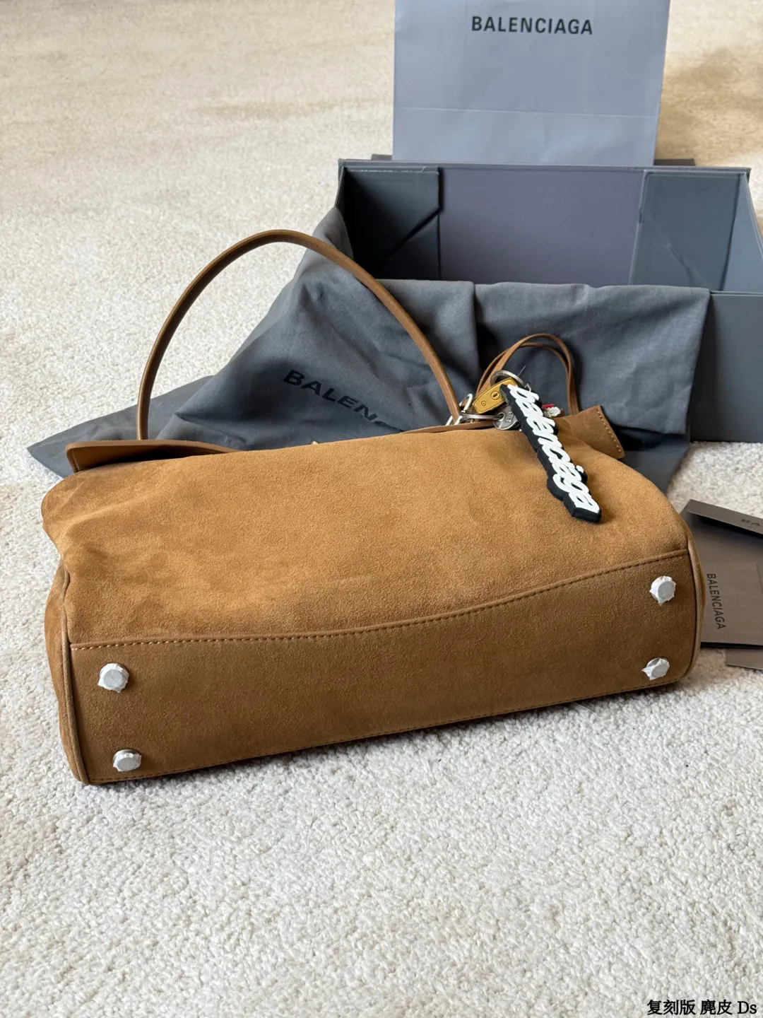 复刻版 麂皮 p295 巴黎世家新款RODEO大廓形包包 柔软的大廓形包包 上身慵懒感立刻get、 真的很喜欢又方便又酷的超实用大包! ⚠️牛皮品质 尺寸 35 23cm