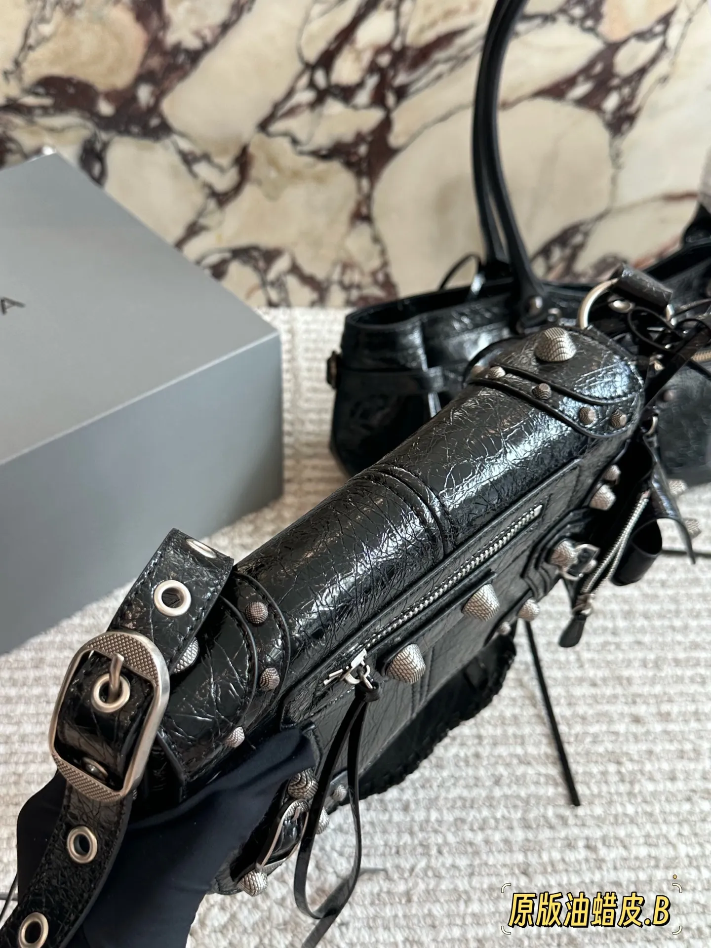 💰250 油蜡皮 配盒 size:24*14cm 巴黎世家Le duffle 致敬经典机车包系列重磅新款 不要泰可爱了吧!! 小小只百搭神器 mini size! 可调节编织肩带附加孔眼 外挂皮革卡包、心型挂镜 🉑️腋下🉑️肩背🉑️斜背