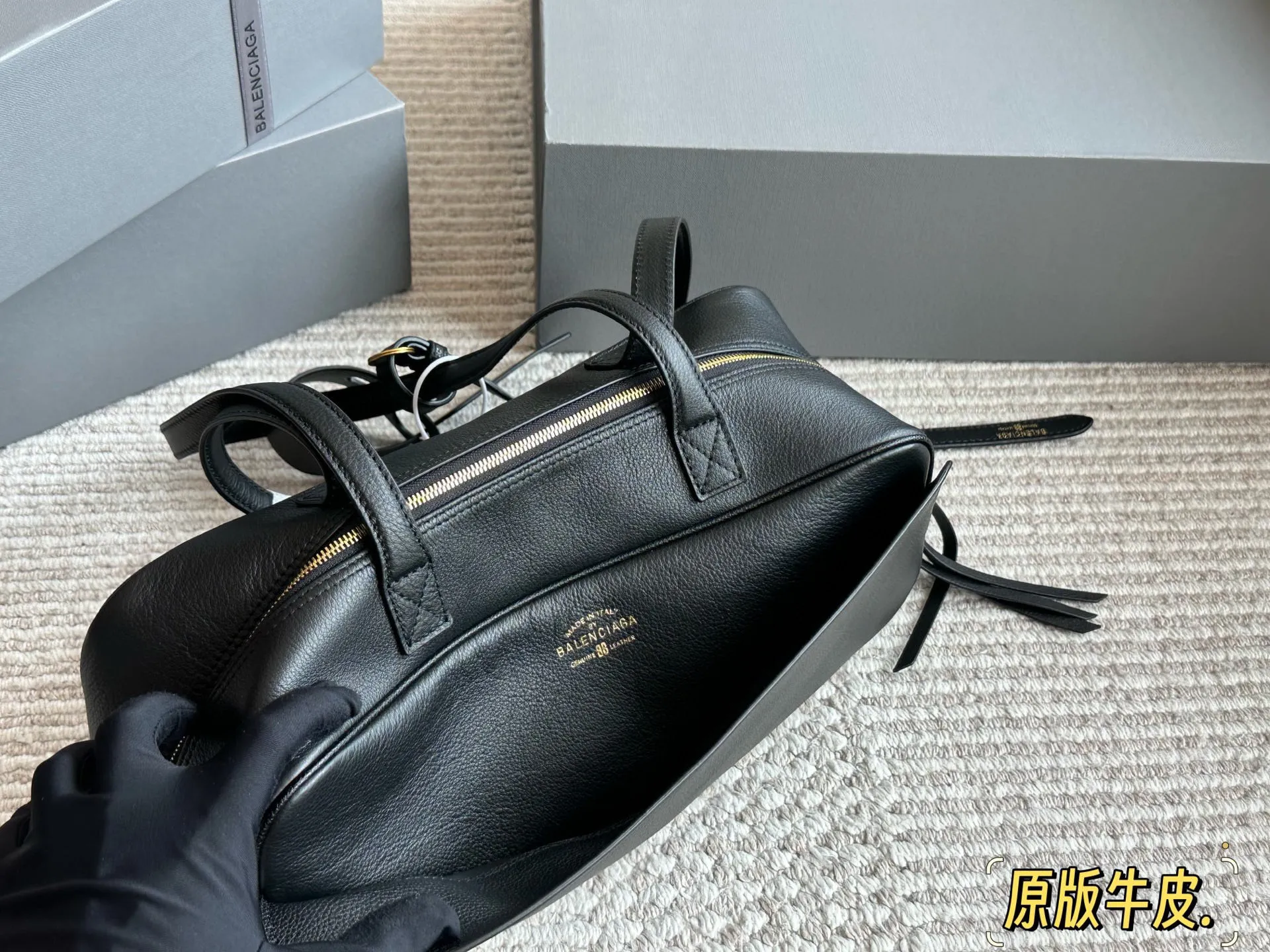 💰 280 原版牛皮 酷帅天花板 巴黎世家新推出的保龄球系列真的鲨疯了!!独特弧形包身上身辨识度直接拉满 双提手设计超贴心上身优雅大方，亦可单肩背随性自在 黑色牛皮材质质感无敌，光泽度恰到好处，看起来高级又耐造 32*12cm 配盒