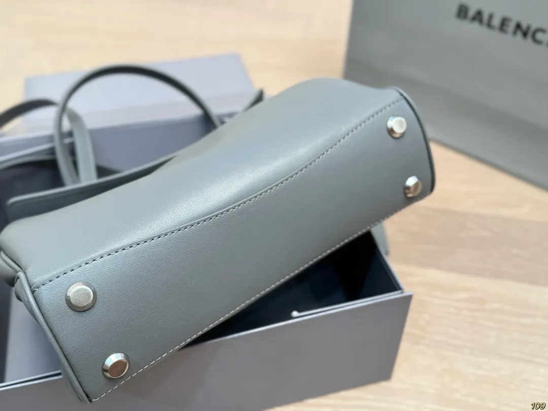 小号¥225折叠盒 Balenciaga巴黎世家新款 任何风格都可轻松驾驭 适合日常 旅游 出行 集美必备 尺寸:小号27 19