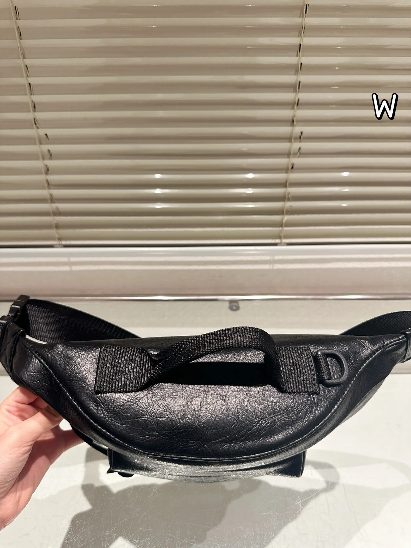 P140 巴黎世家 ARMY 系列腰包 &bull;巴黎世家ARMY系列腰包，黑色小羊皮材质，手感细腻又耐用，机能风设计超有型！拉链+多口袋，收纳超方便，通勤、户外都能用林。肩带可调节， 腰包斜挎随心切换，百搭又实用。ARMY系列硬朗风格，潮流爱好者必入，搭配简约或机能风穿搭都很出彩 26x21x9cm约 26x21x9cm，