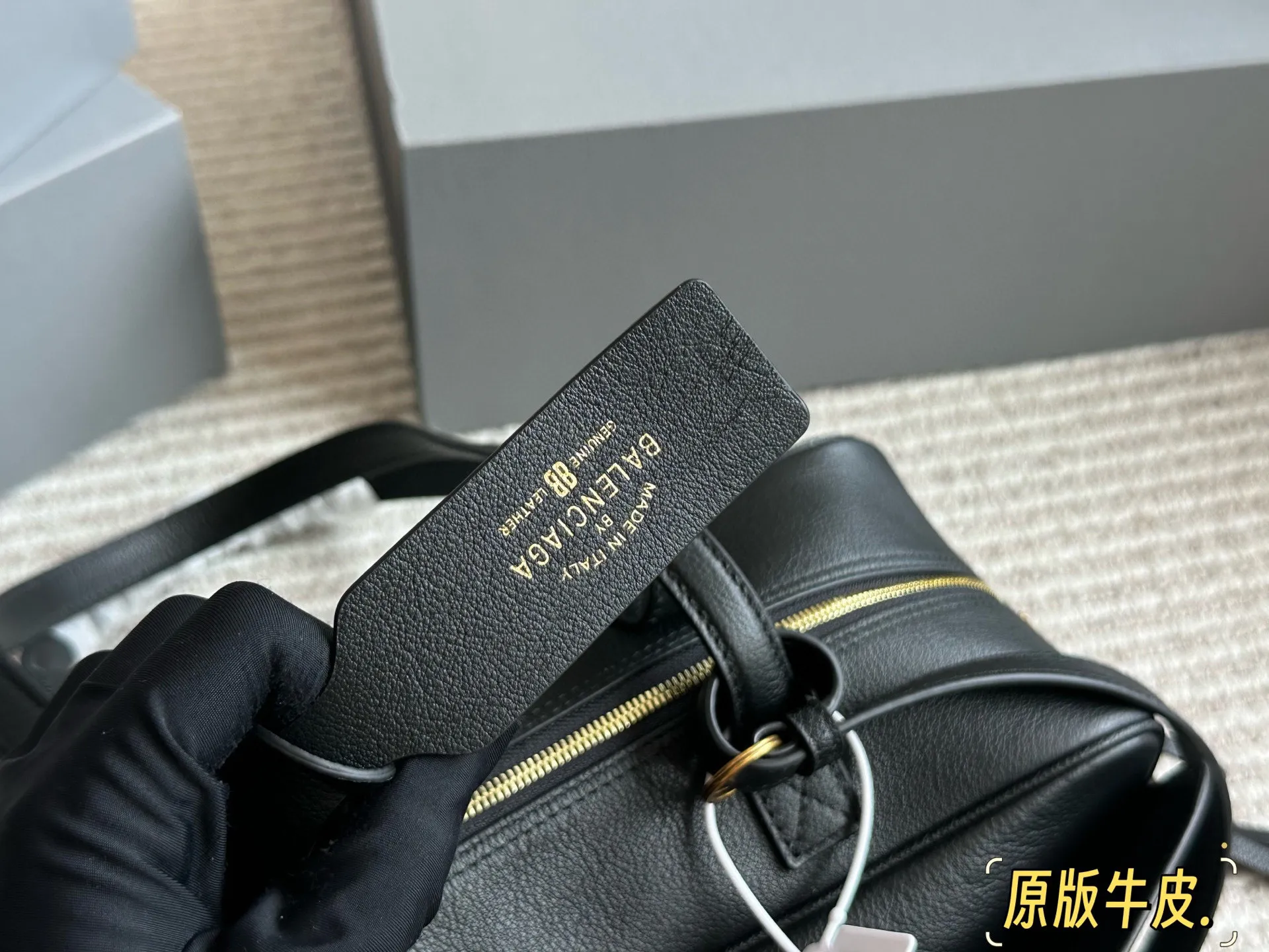 💰 280 原版牛皮 酷帅天花板 巴黎世家新推出的保龄球系列真的鲨疯了!!独特弧形包身上身辨识度直接拉满 双提手设计超贴心上身优雅大方,亦可单肩背随性自在 黑色牛皮材质质感无敌,光泽度恰到好处,看起来高级又耐造 32*12cm 配盒