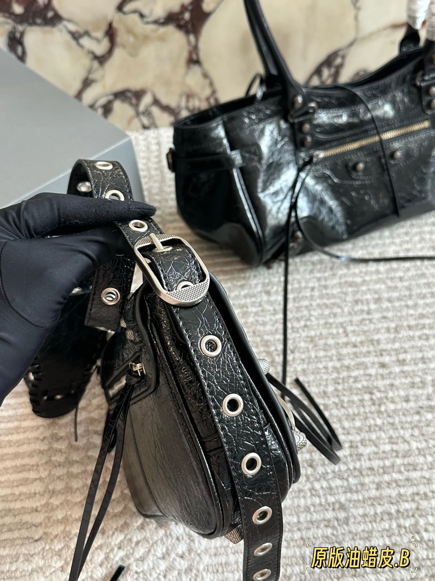 💰250 油蜡皮 配盒 size:24*14cm 巴黎世家Le duffle 致敬经典机车包系列重磅新款 不要泰可爱了吧!! 小小只百搭神器 mini size! 可调节编织肩带附加孔眼 外挂皮革卡包、心型挂镜 🉑️腋下🉑️肩背🉑️斜背