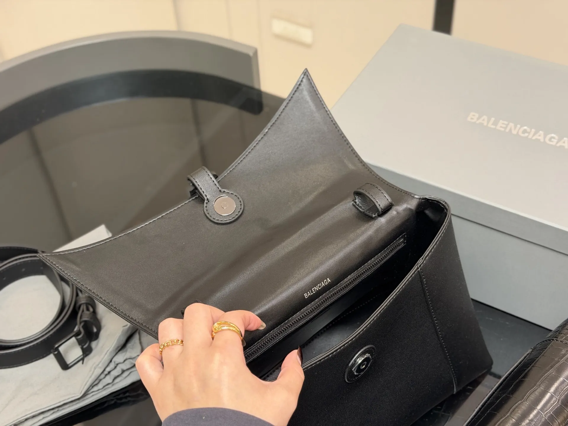¥180 ¥185 配盒!! size:28cm 33cm Balenciaga down town 巴黎世家新款沙漏 异型包的设计又酷又高级 包身容量可观