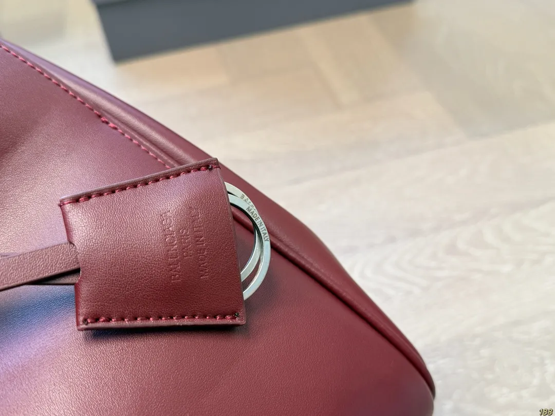 ¥240 巴黎世家Balenciaga 优雅时尚简单又大方 酷酷的感觉 还带给你带来复古潮流的感觉 尺寸37 28