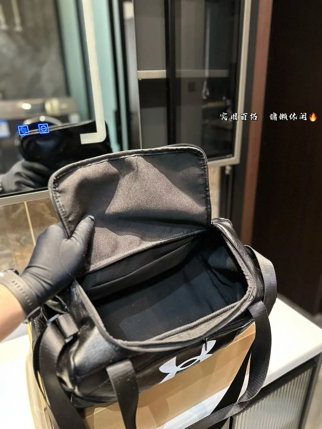 ❤️P175❤️ 种草巴黎世家的健身包联名安德玛 巴黎世家，时尚界的宠儿! 每一款单品都仿 佛在诉说着潮流的故事。 今日种草一个健身包包和安德玛联名的、这款包包，简直就是潮流界的超级巨星!它不仅拥有巴黎世家的奢华质感，还注入了安德玛的专业运动元素。巴黎世家，点燃时尚之火!它的设计充满力量感，让你自信满满地迎接每一个挑战。勇敢地展现自己的时尚态度 尺寸：39 18