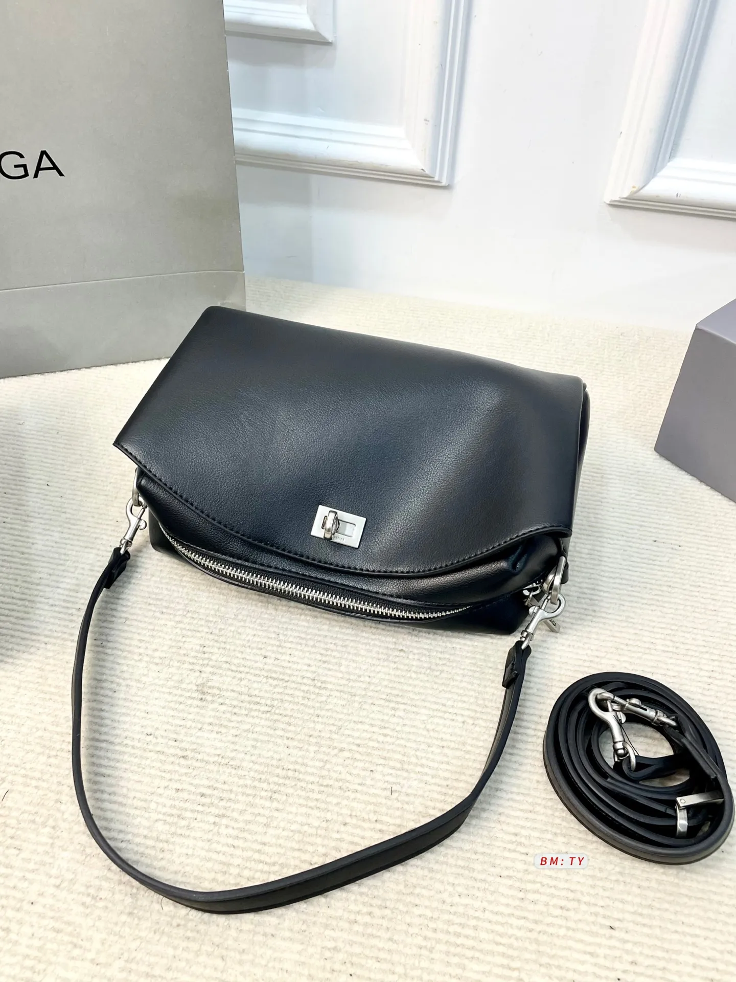 💰155 配折叠礼盒 巴黎世家Rodeo相机包,哑光质感+细腻褶纹,皮质柔软有韧性,越用越有光泽。简约包身配金属锁扣,细节精致,低调又高级!容量适中,手机、充电宝、笔记本都能装下,通勤休闲都OK。肩带可调节,手拎斜挎随心切换,实用又时髦。 尺寸:25*11*16