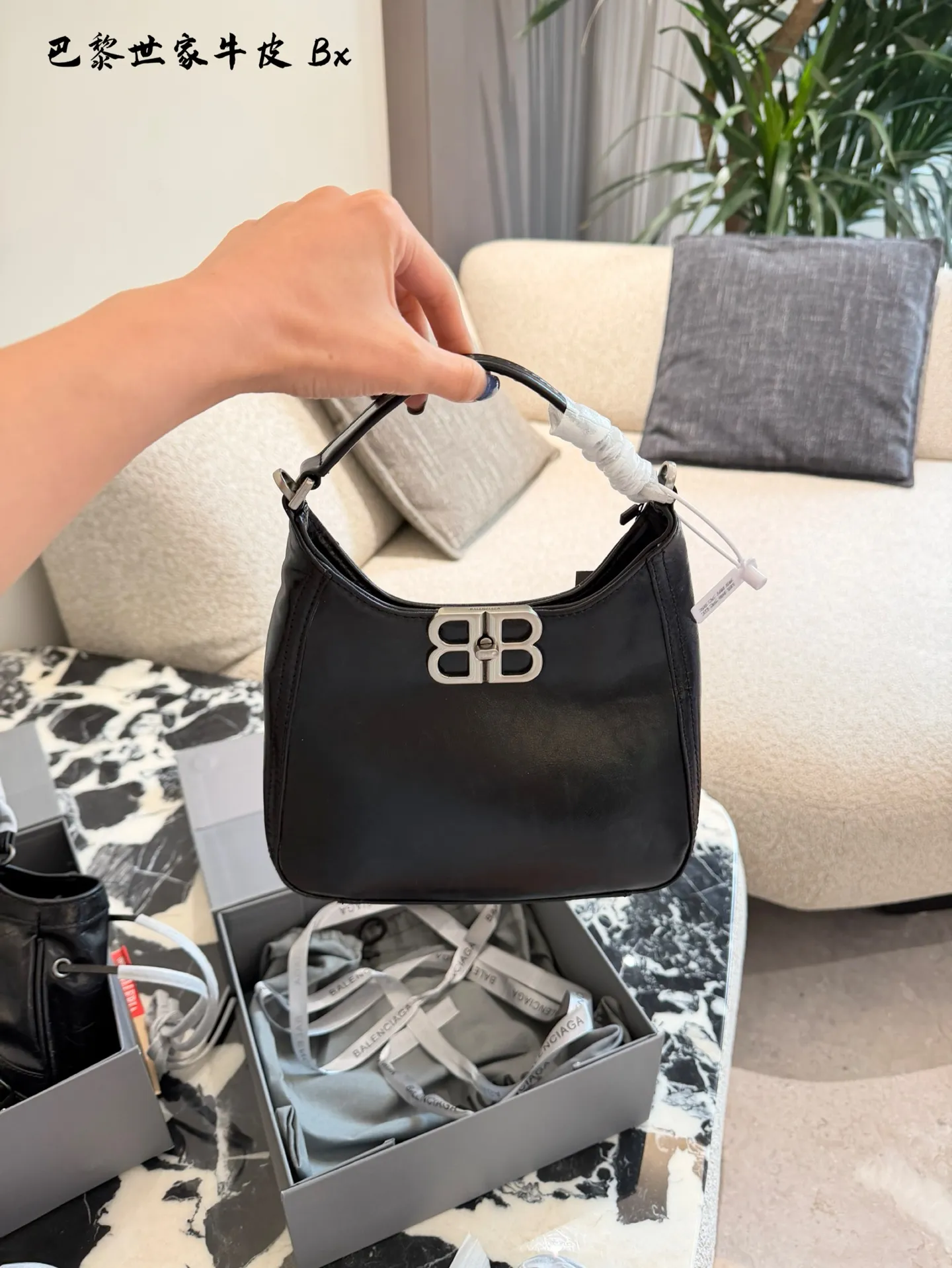 p180 巴黎世家最新款BBsofthobo 巴黎世家太精艳啦 时尚的设计，简约又大气，容量可观✔️ 包身自重轻，实用性超强，同时还不失时尚感 背上他，瞬间成为街头时尚达人，回头率超高🤫 单手柄手提，可调节可拆卸斜跨肩带❗️❗️ 做旧银色BB标识金属五金配件🖤 材质:头层牛皮 20cm
