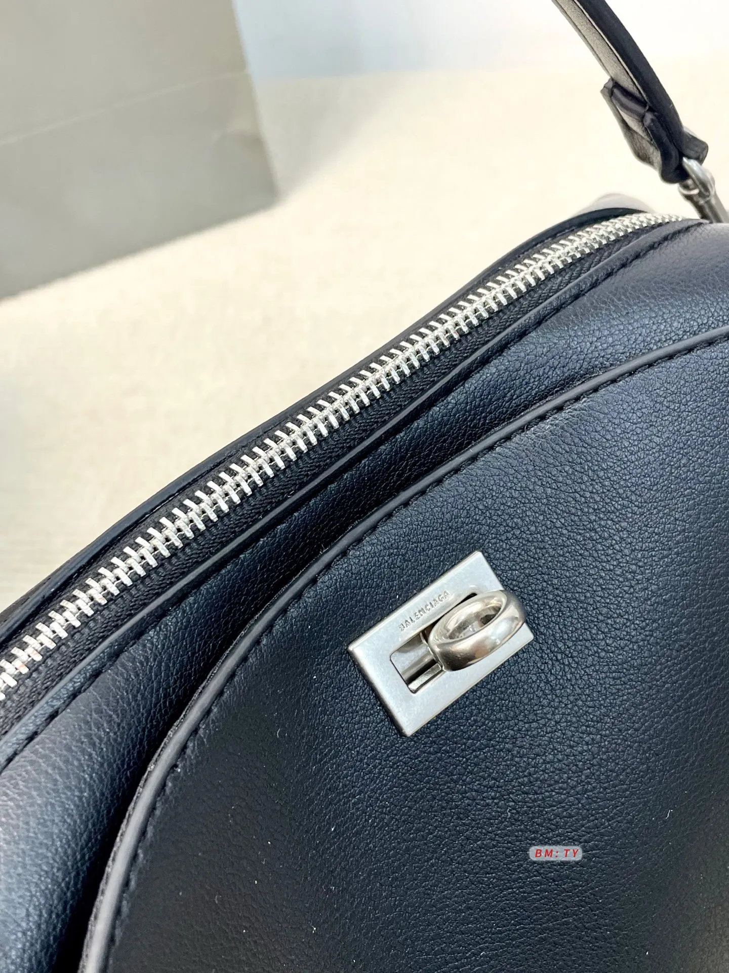 💰155 配折叠礼盒 巴黎世家Rodeo相机包,哑光质感+细腻褶纹,皮质柔软有韧性,越用越有光泽。简约包身配金属锁扣,细节精致,低调又高级!容量适中,手机、充电宝、笔记本都能装下,通勤休闲都OK。肩带可调节,手拎斜挎随心切换,实用又时髦。 尺寸:25*11*16