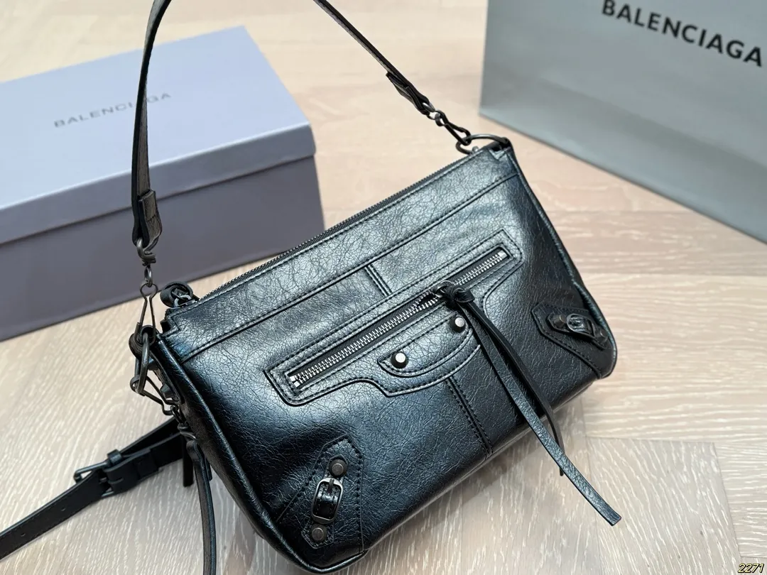 ¥150配盒 Balenciaga 巴黎世家机车包 仙女的背包 完完全全 被迷上啦 仿佛进入仙境般 是每个可爱的小仙女必备 尺寸28 18